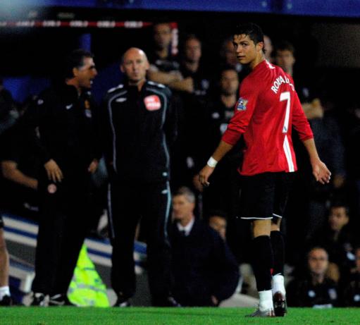  曼联争议手球逃过红牌引热议  